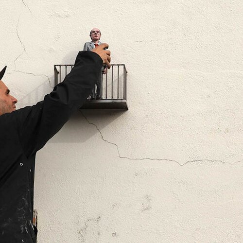 thumb_Isaac_Cordal_Photo_land.jpg